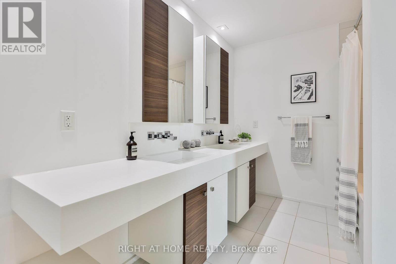 












207 CLAREMONT STREET

,
Toronto (Trinity-Bellwoods),




Ontario
M6J2N1

