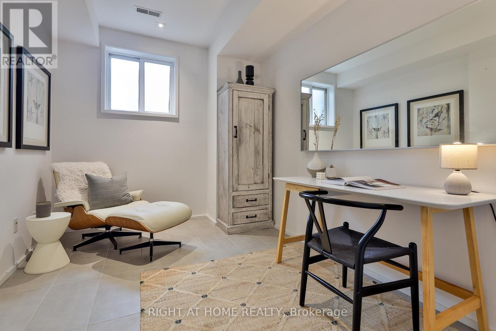 












207 CLAREMONT STREET

,
Toronto (Trinity-Bellwoods),




Ontario
M6J2N1

