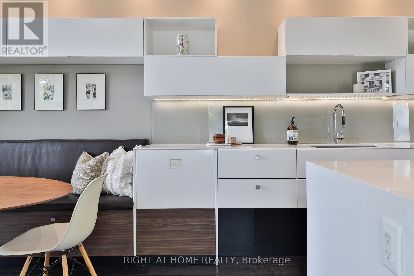 












207 CLAREMONT STREET

,
Toronto (Trinity-Bellwoods),




Ontario
M6J2N1

