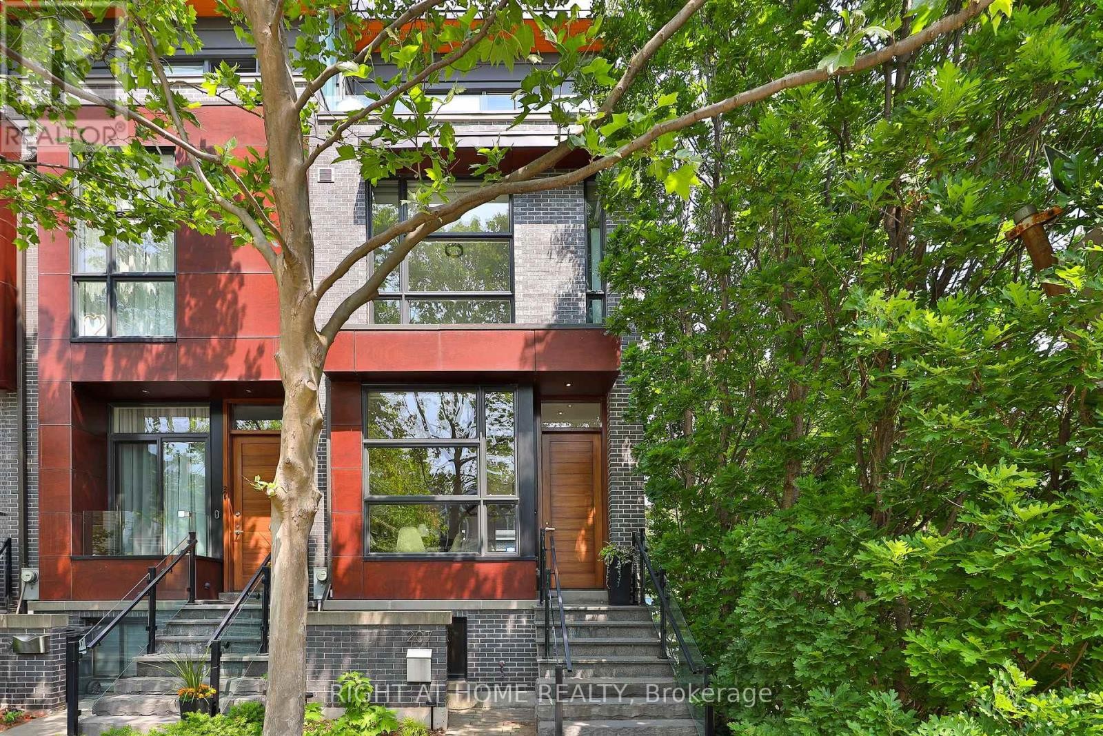 












207 CLAREMONT STREET

,
Toronto (Trinity-Bellwoods),




Ontario
M6J2N1

