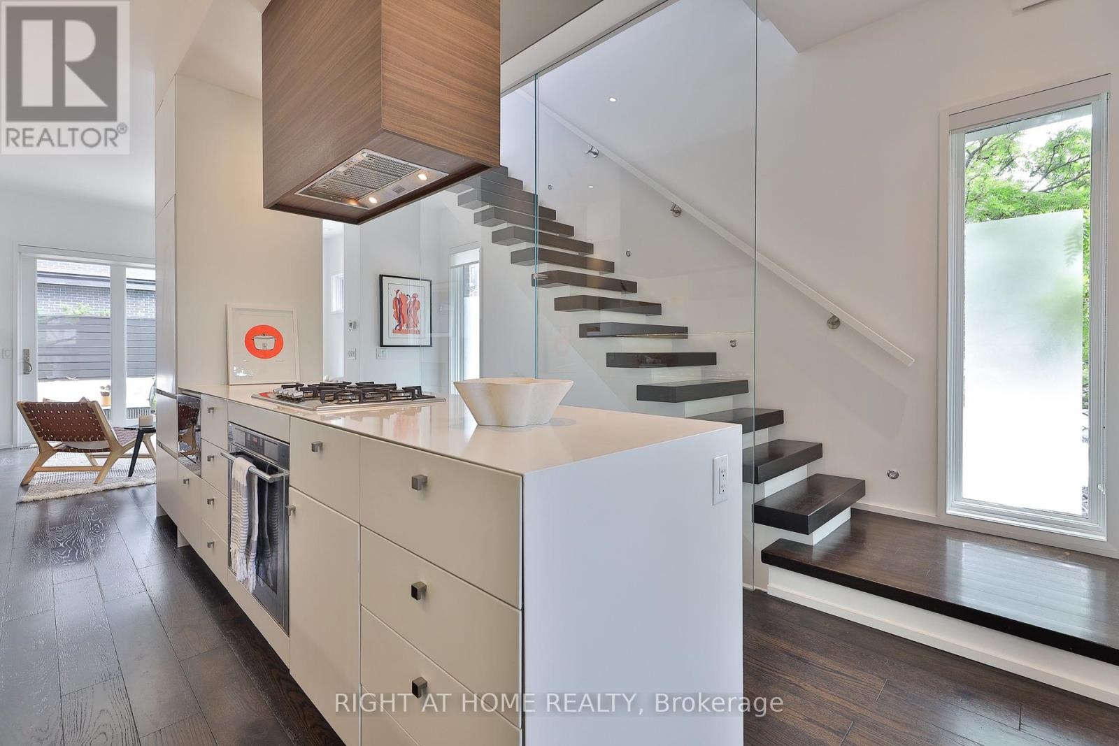 












207 CLAREMONT STREET

,
Toronto (Trinity-Bellwoods),




Ontario
M6J2N1

