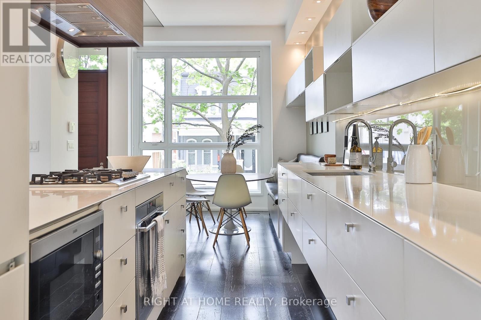 












207 CLAREMONT STREET

,
Toronto (Trinity-Bellwoods),




Ontario
M6J2N1

