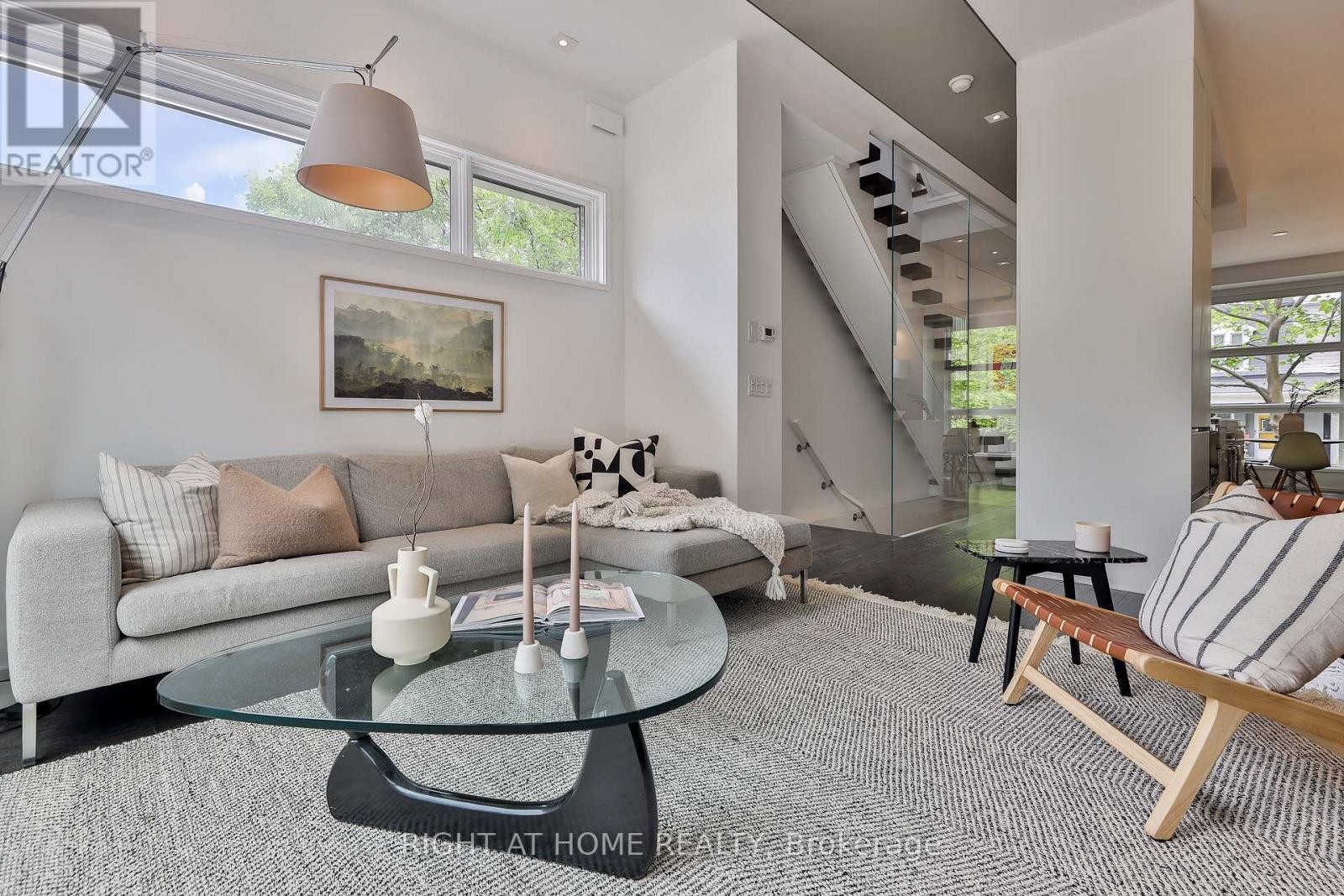 












207 CLAREMONT STREET

,
Toronto (Trinity-Bellwoods),




Ontario
M6J2N1

