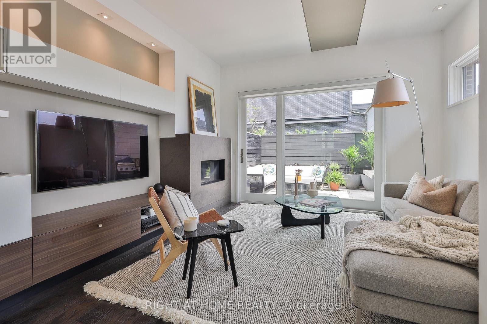 












207 CLAREMONT STREET

,
Toronto (Trinity-Bellwoods),




Ontario
M6J2N1

