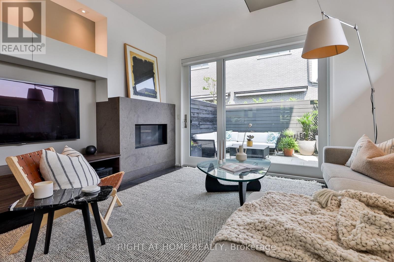 












207 CLAREMONT STREET

,
Toronto (Trinity-Bellwoods),




Ontario
M6J2N1

