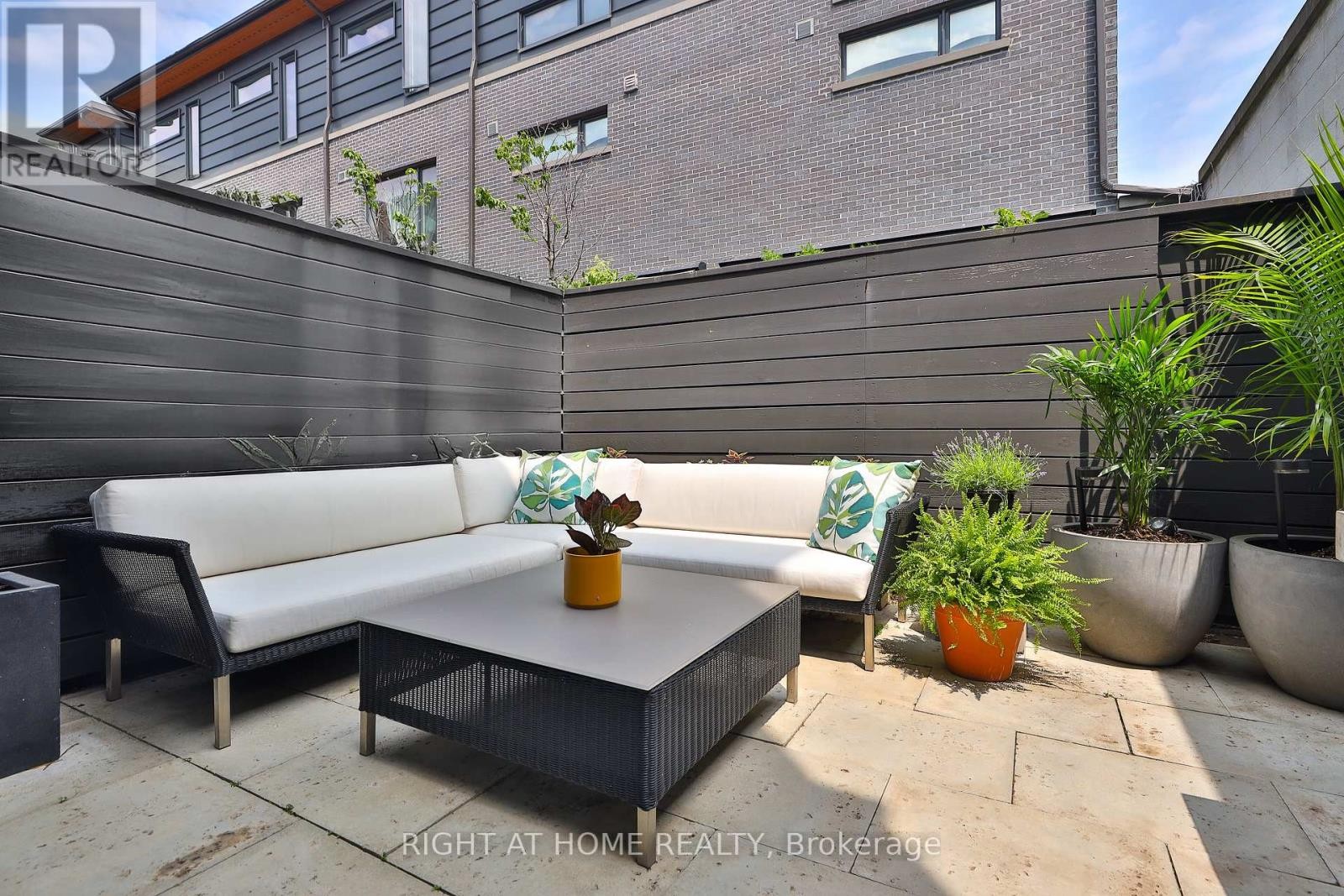 












207 CLAREMONT STREET

,
Toronto (Trinity-Bellwoods),




Ontario
M6J2N1

