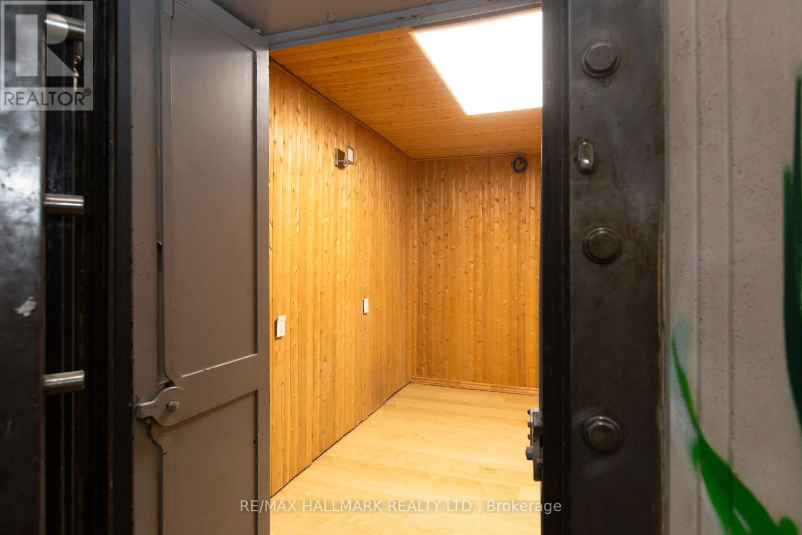 












306A EGLINTON AVENUE W

,
Toronto (Yonge-Eglinton),




Ontario
M4R1B2

