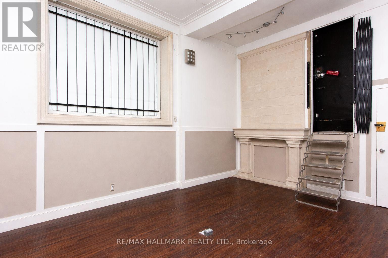 












306A EGLINTON AVENUE W

,
Toronto (Yonge-Eglinton),




Ontario
M4R1B2

