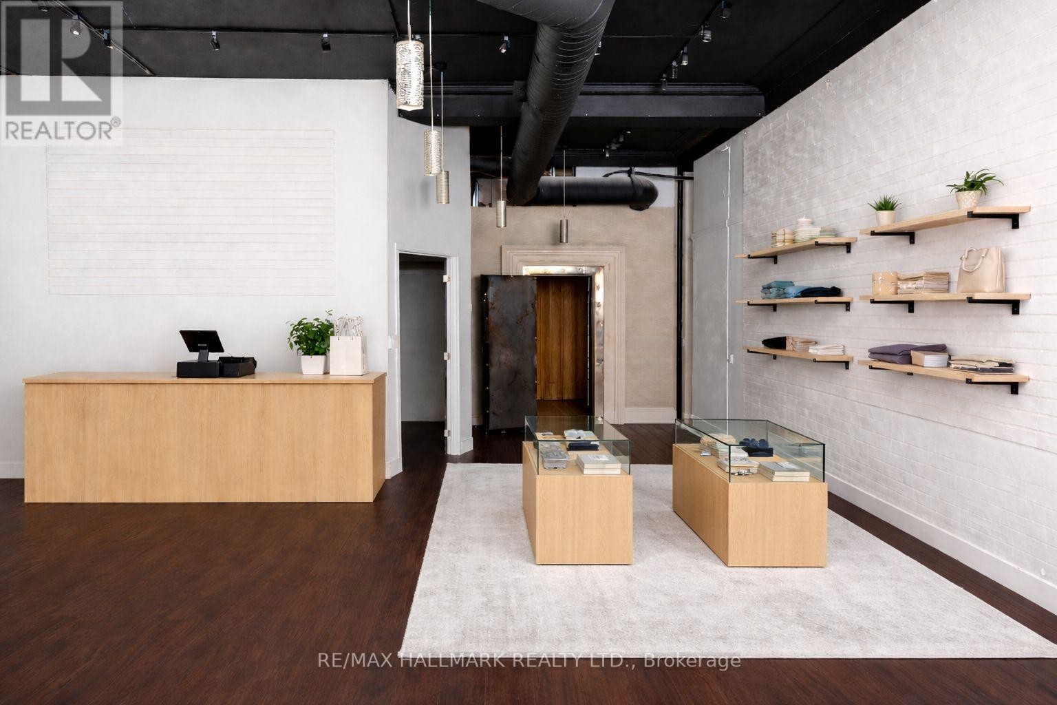 












306A EGLINTON AVENUE W

,
Toronto (Yonge-Eglinton),




Ontario
M4R1B2

