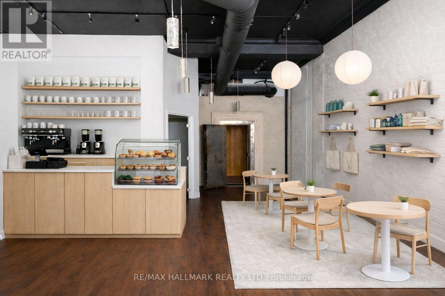 












306A EGLINTON AVENUE W

,
Toronto (Yonge-Eglinton),




Ontario
M4R1B2

