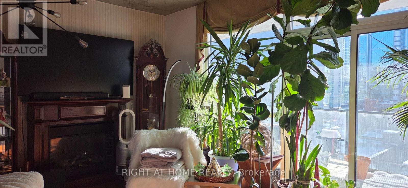 












911 - 478 KING STREET W

,
Toronto (Waterfront Communities),




Ontario
M5V0A8

