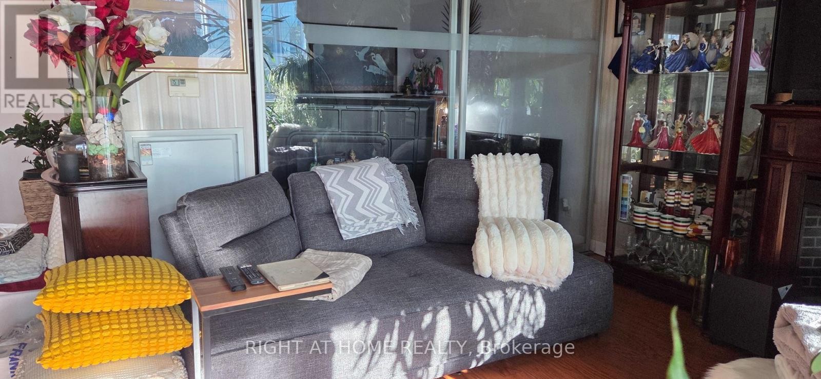 












911 - 478 KING STREET W

,
Toronto (Waterfront Communities),




Ontario
M5V0A8

