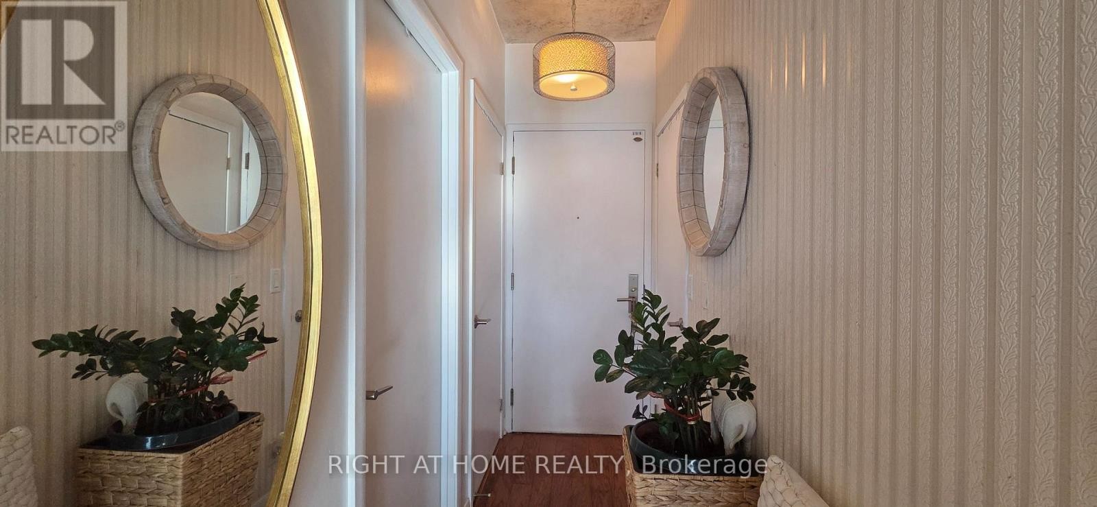 












911 - 478 KING STREET W

,
Toronto (Waterfront Communities),




Ontario
M5V0A8

