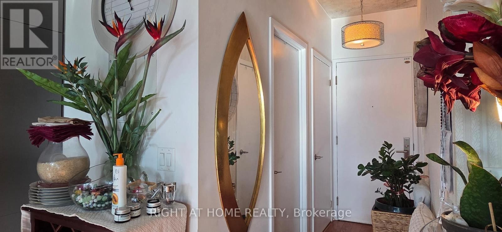 












911 - 478 KING STREET W

,
Toronto (Waterfront Communities),




Ontario
M5V0A8

