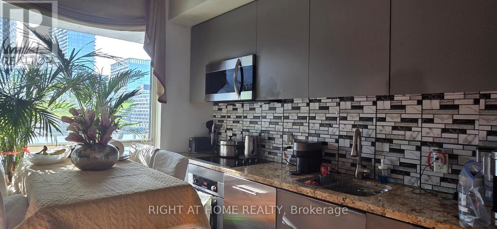 












911 - 478 KING STREET W

,
Toronto (Waterfront Communities),




Ontario
M5V0A8

