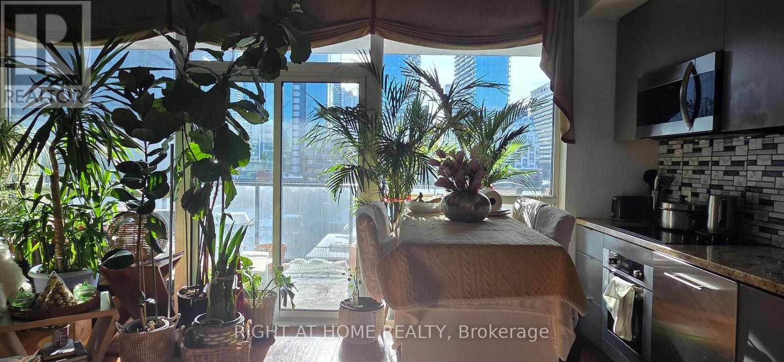 












911 - 478 KING STREET W

,
Toronto (Waterfront Communities),




Ontario
M5V0A8

