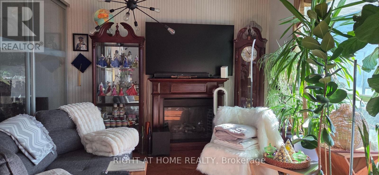 












911 - 478 KING STREET W

,
Toronto (Waterfront Communities),




Ontario
M5V0A8

