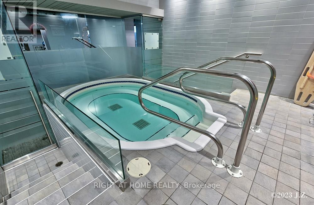 












217 - 637 LAKE SHORE BOULEVARD W

,
Toronto (Niagara),




Ontario
M5V1A8

