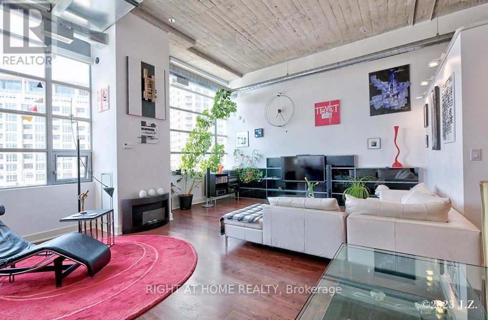 












217 - 637 LAKE SHORE BOULEVARD W

,
Toronto (Niagara),




Ontario
M5V1A8

