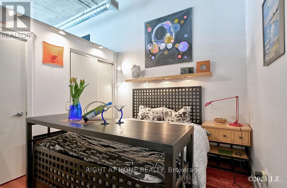 












217 - 637 LAKE SHORE BOULEVARD W

,
Toronto (Niagara),




Ontario
M5V1A8

