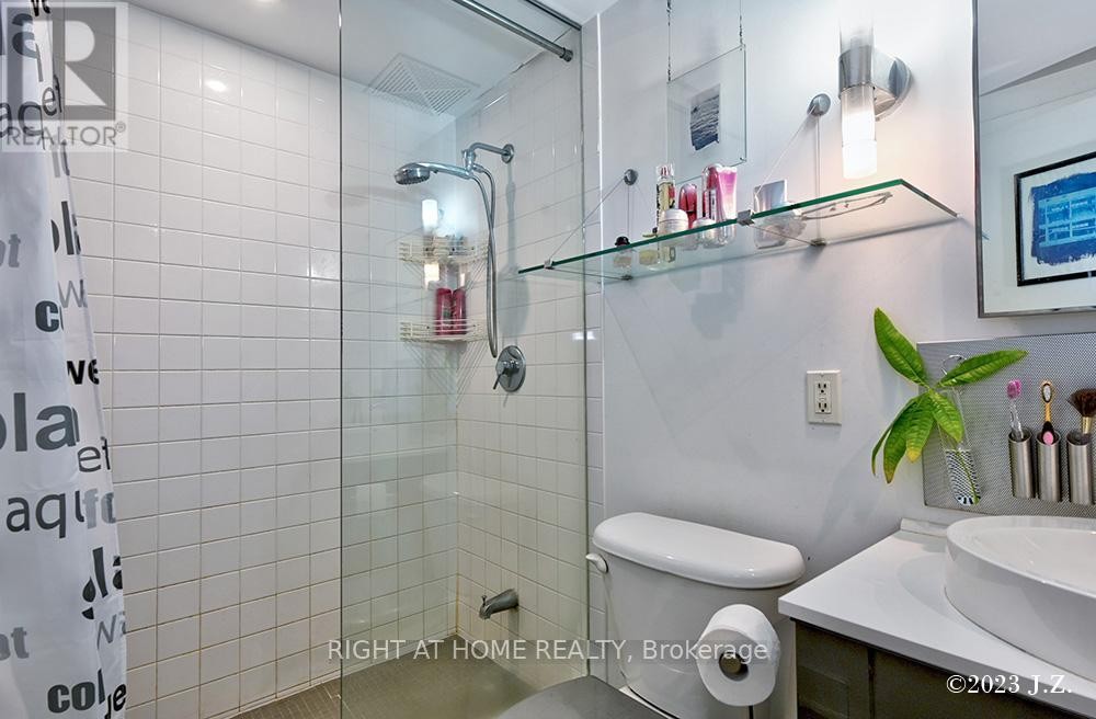 












217 - 637 LAKE SHORE BOULEVARD W

,
Toronto (Niagara),




Ontario
M5V1A8

