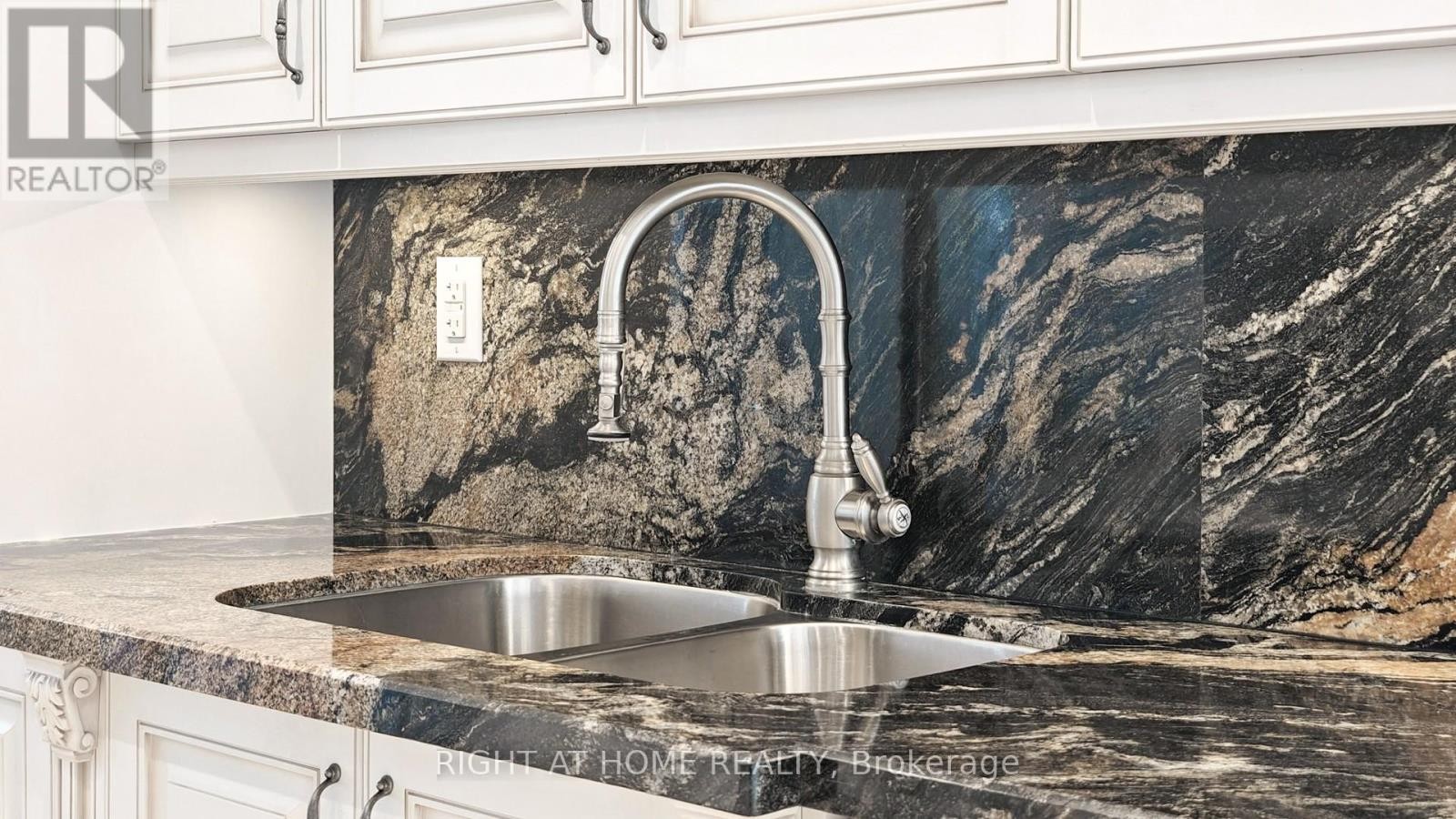 












2805 - 100 ANTIBES DRIVE

,
Toronto (Westminster-Branson),




Ontario
M2R3N1

