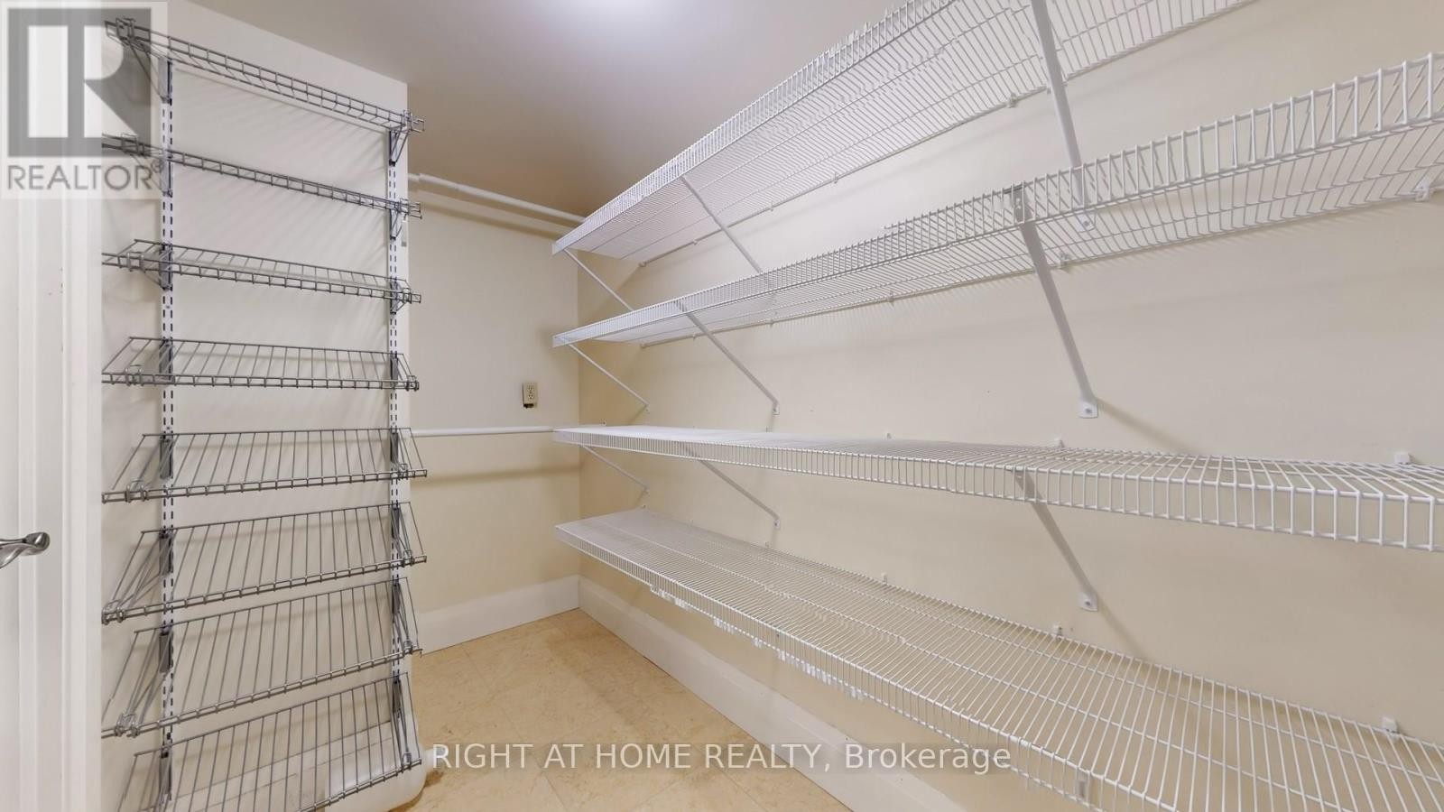 












2805 - 100 ANTIBES DRIVE

,
Toronto (Westminster-Branson),




Ontario
M2R3N1

