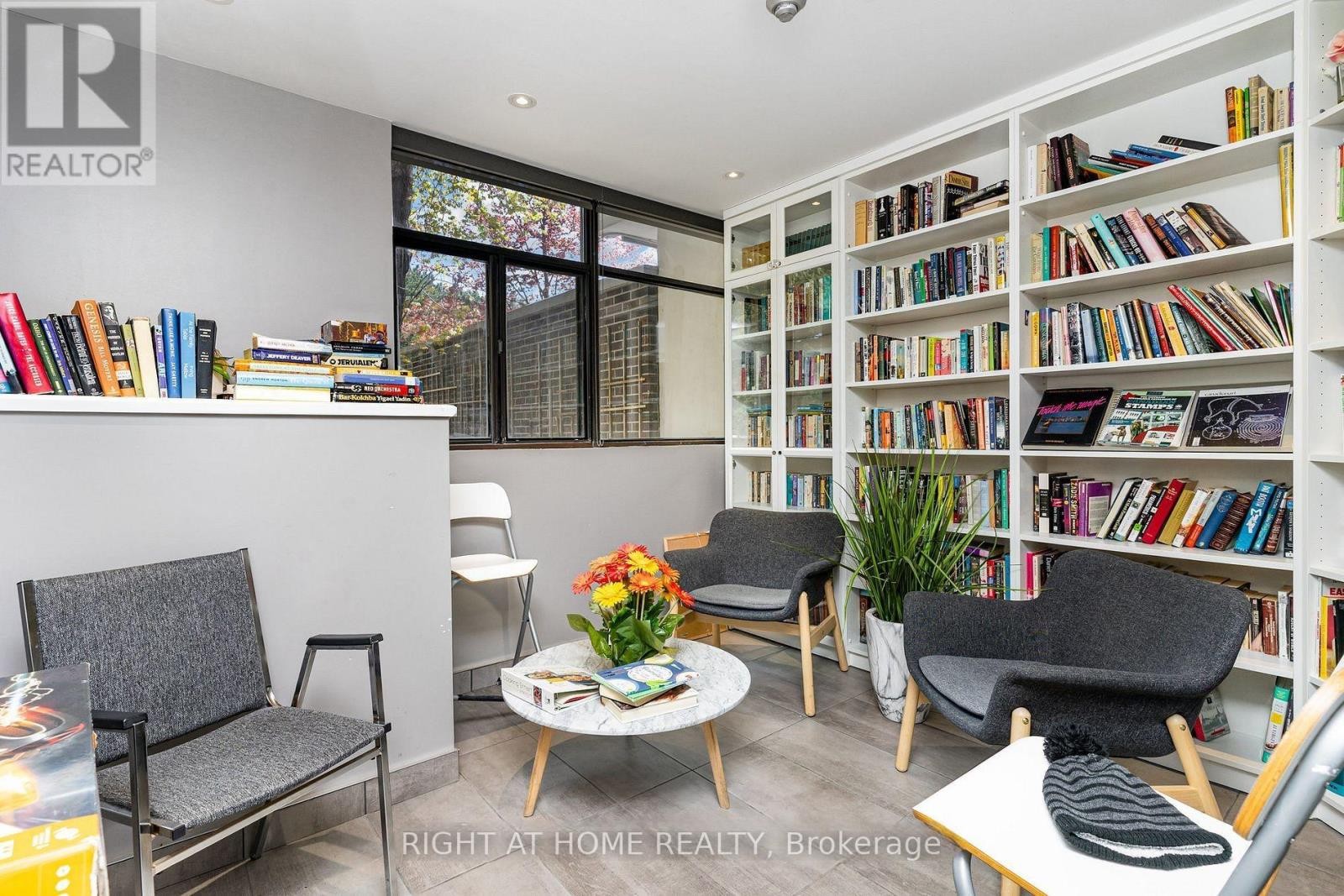 












2805 - 100 ANTIBES DRIVE

,
Toronto (Westminster-Branson),




Ontario
M2R3N1

