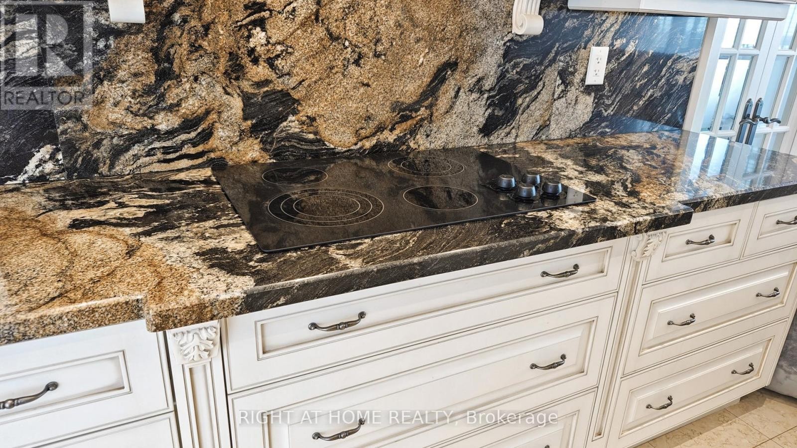 












2805 - 100 ANTIBES DRIVE

,
Toronto (Westminster-Branson),




Ontario
M2R3N1

