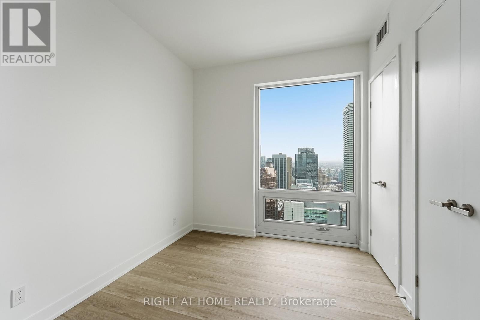 












4711 - 88 QUEEN STREET E

,
Toronto (Church-Yonge Corridor),




Ontario
M5C0B6

