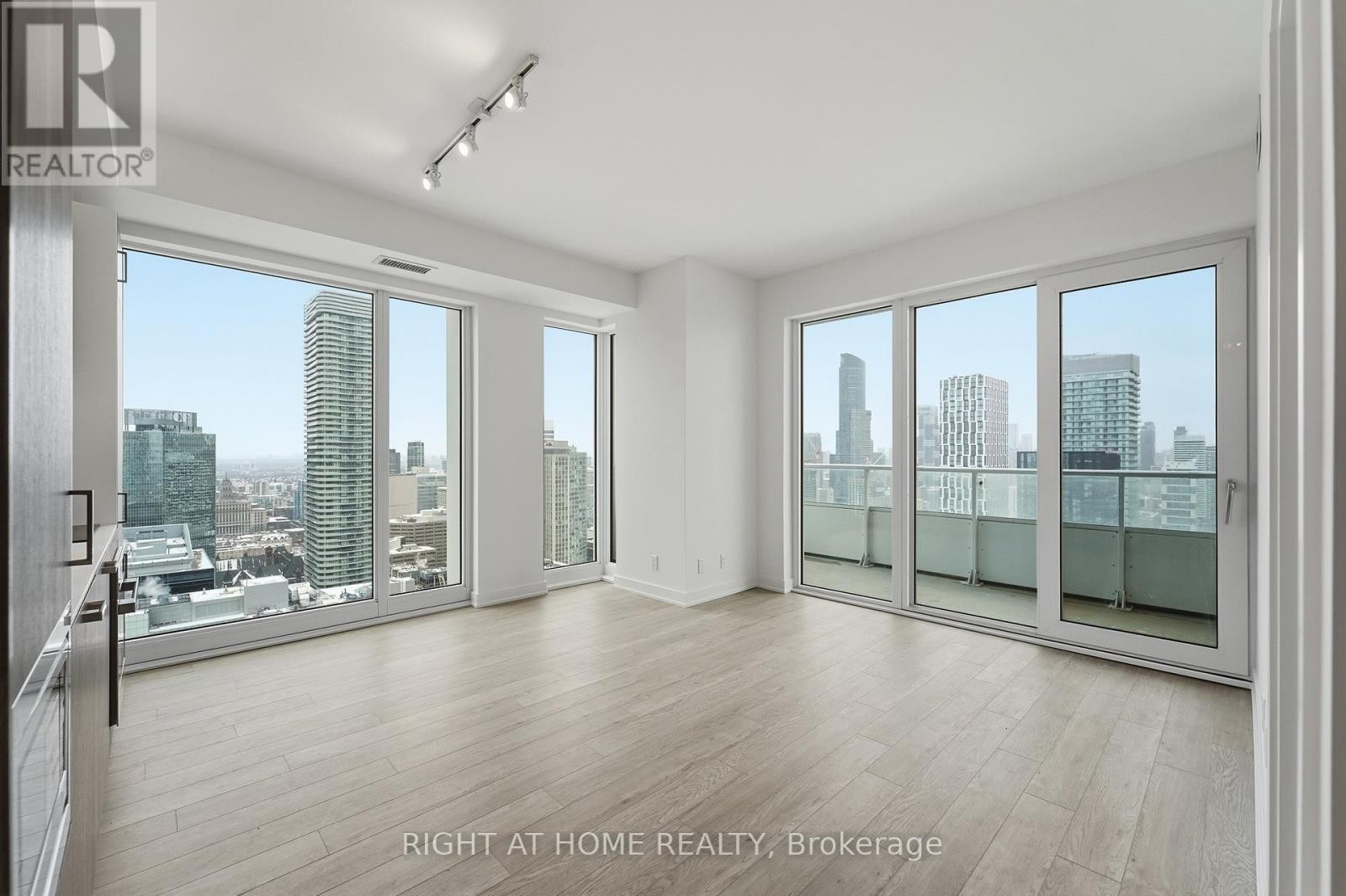 












4711 - 88 QUEEN STREET E

,
Toronto (Church-Yonge Corridor),




Ontario
M5C0B6

