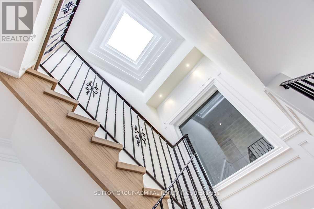 












305 FINCH AVENUE E

,
Toronto (Willowdale East),




Ontario
M2N4S3

