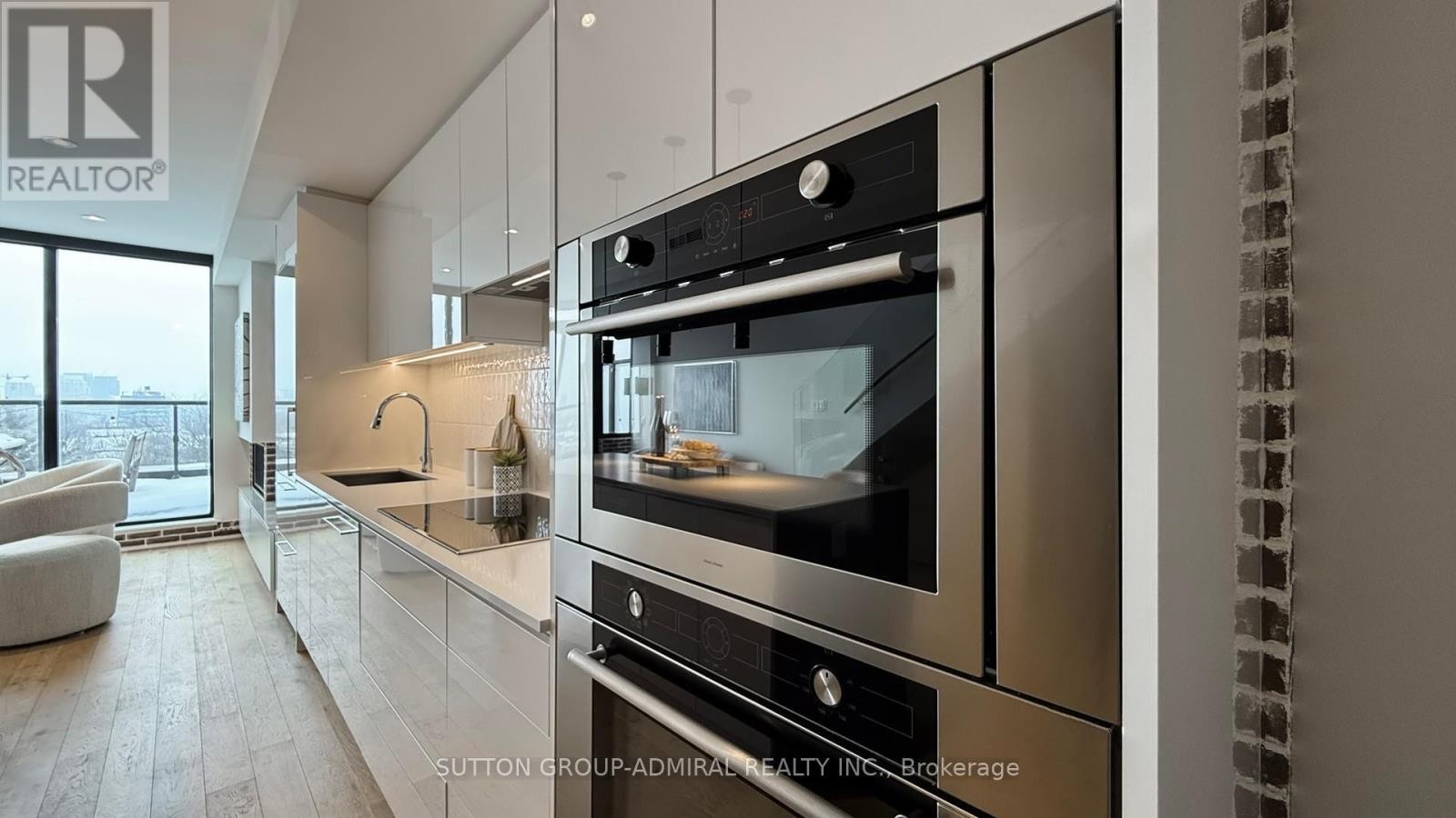 












PH 617 - 899 COLLEGE STREET

,
Toronto (Trinity-Bellwoods),




Ontario
M6H1A1

