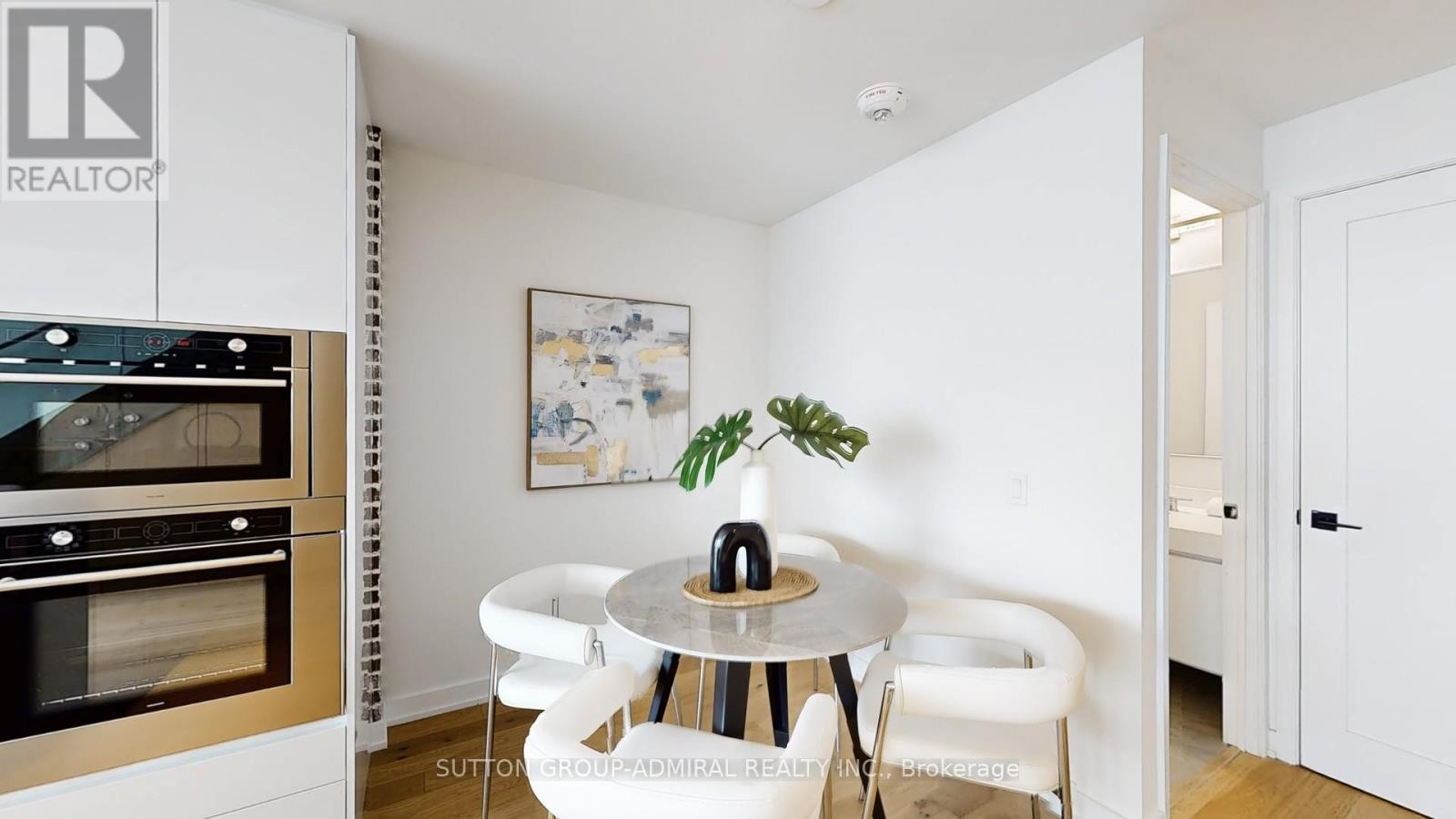 












PH 617 - 899 COLLEGE STREET

,
Toronto (Trinity-Bellwoods),




Ontario
M6H1A1

