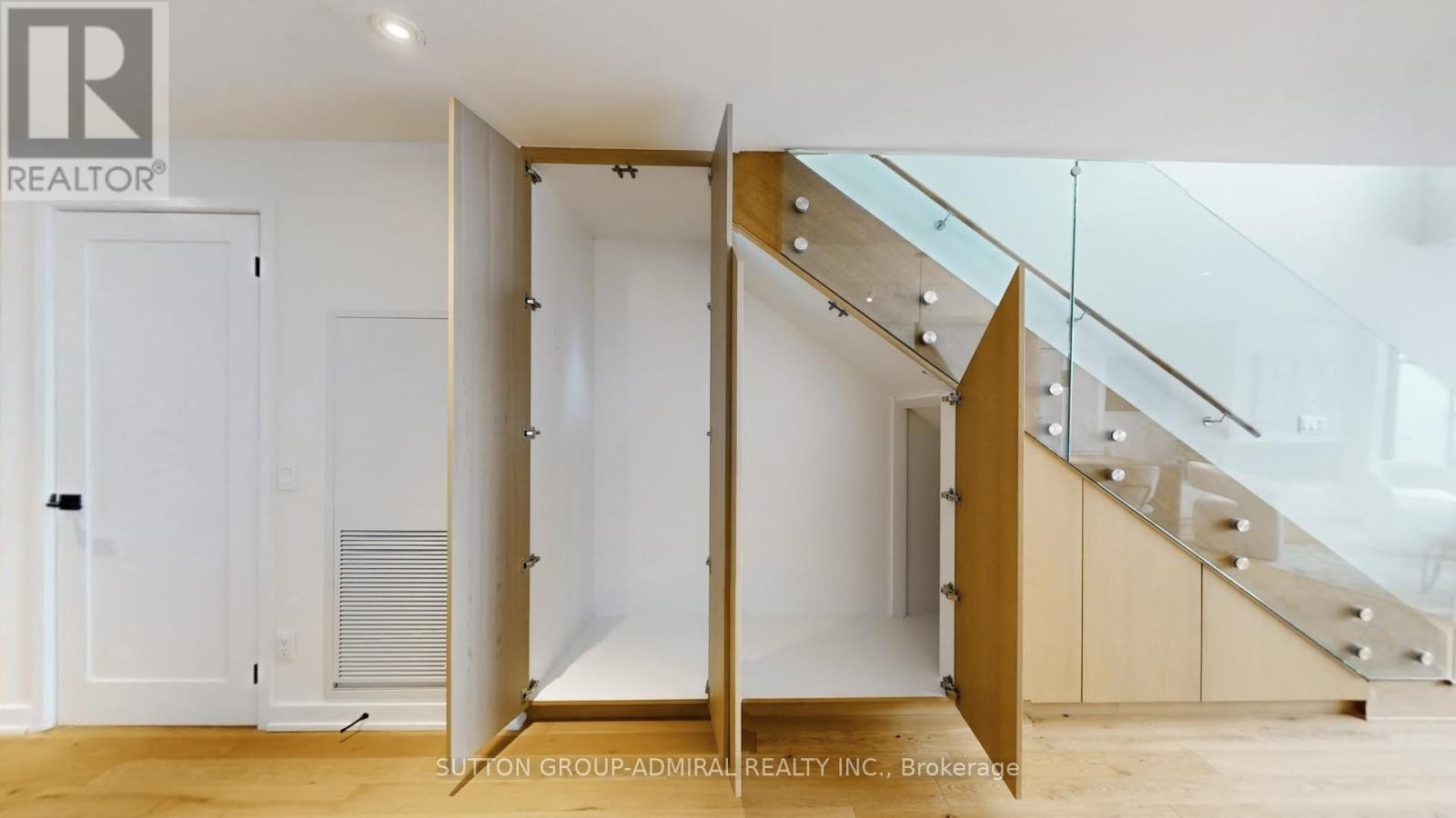 












PH 617 - 899 COLLEGE STREET

,
Toronto (Trinity-Bellwoods),




Ontario
M6H1A1

