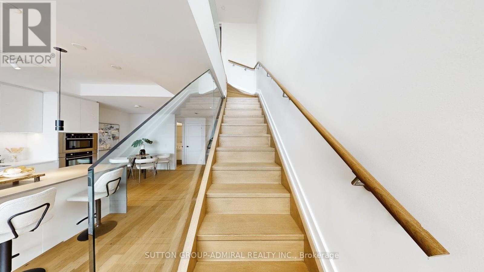 












PH 617 - 899 COLLEGE STREET

,
Toronto (Trinity-Bellwoods),




Ontario
M6H1A1

