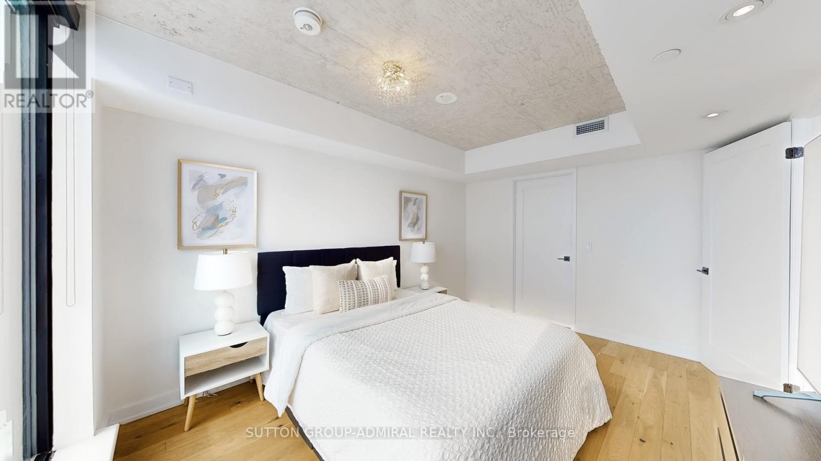 












PH 617 - 899 COLLEGE STREET

,
Toronto (Trinity-Bellwoods),




Ontario
M6H1A1

