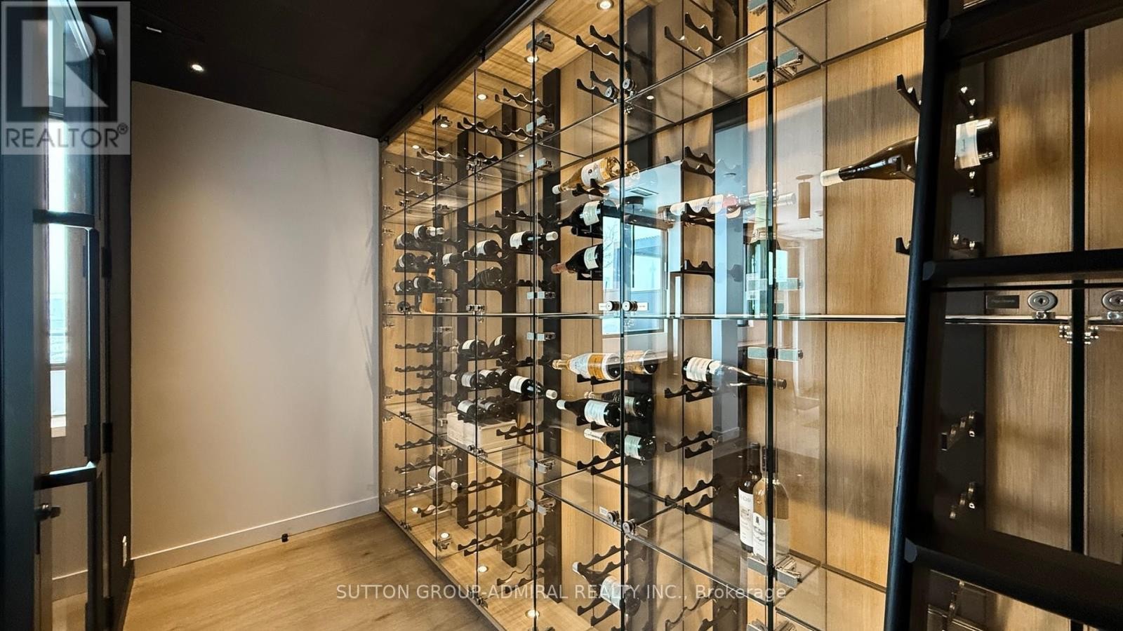 












PH 617 - 899 COLLEGE STREET

,
Toronto (Trinity-Bellwoods),




Ontario
M6H1A1

