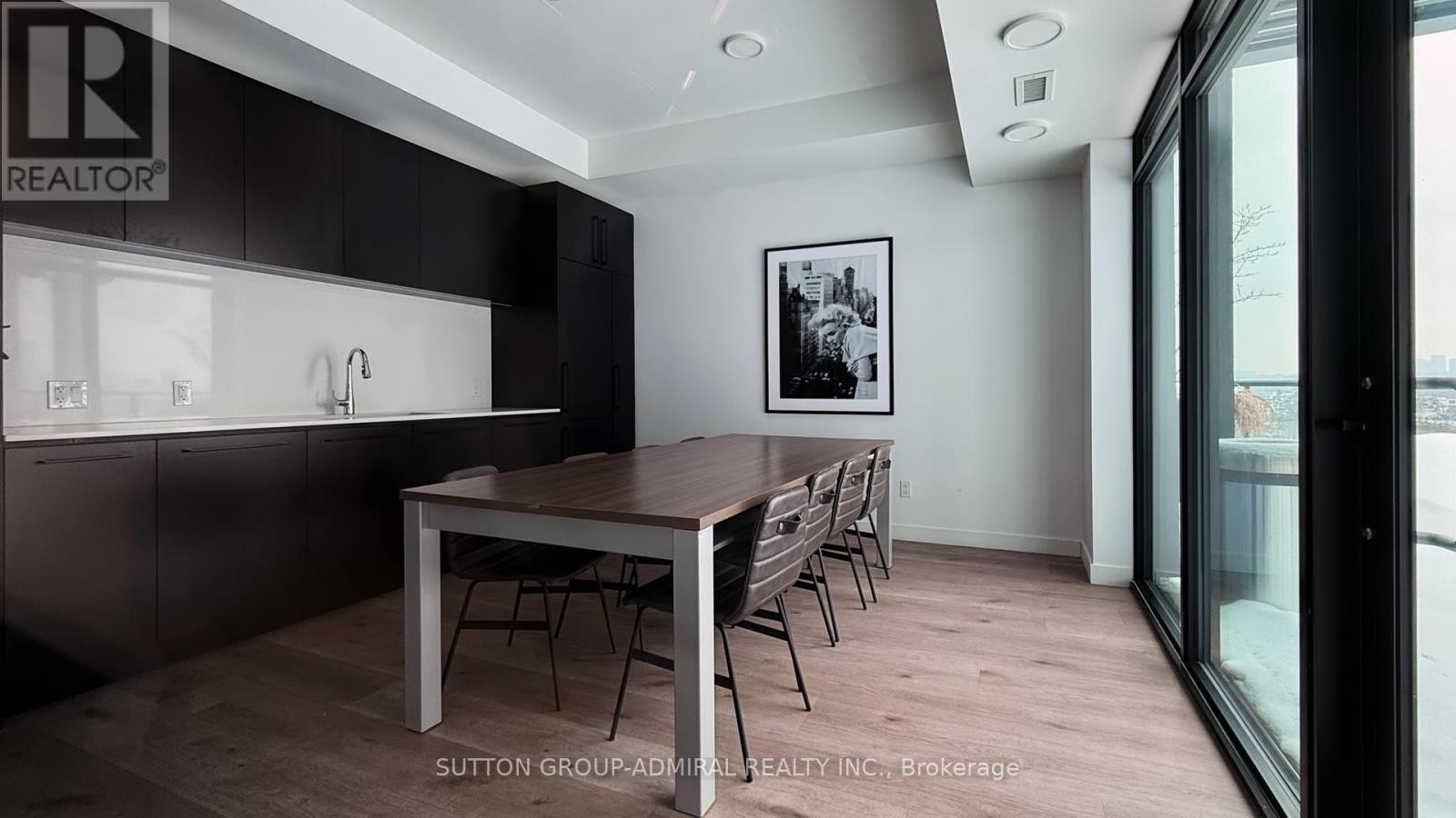 












PH 617 - 899 COLLEGE STREET

,
Toronto (Trinity-Bellwoods),




Ontario
M6H1A1

