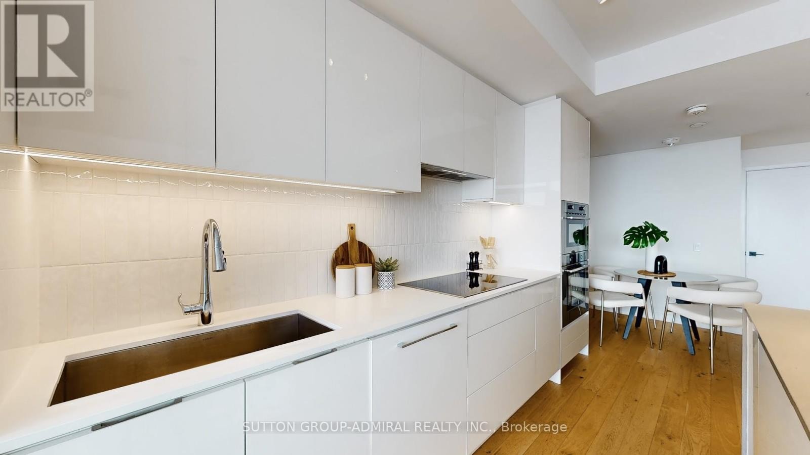 












PH 617 - 899 COLLEGE STREET

,
Toronto (Trinity-Bellwoods),




Ontario
M6H1A1

