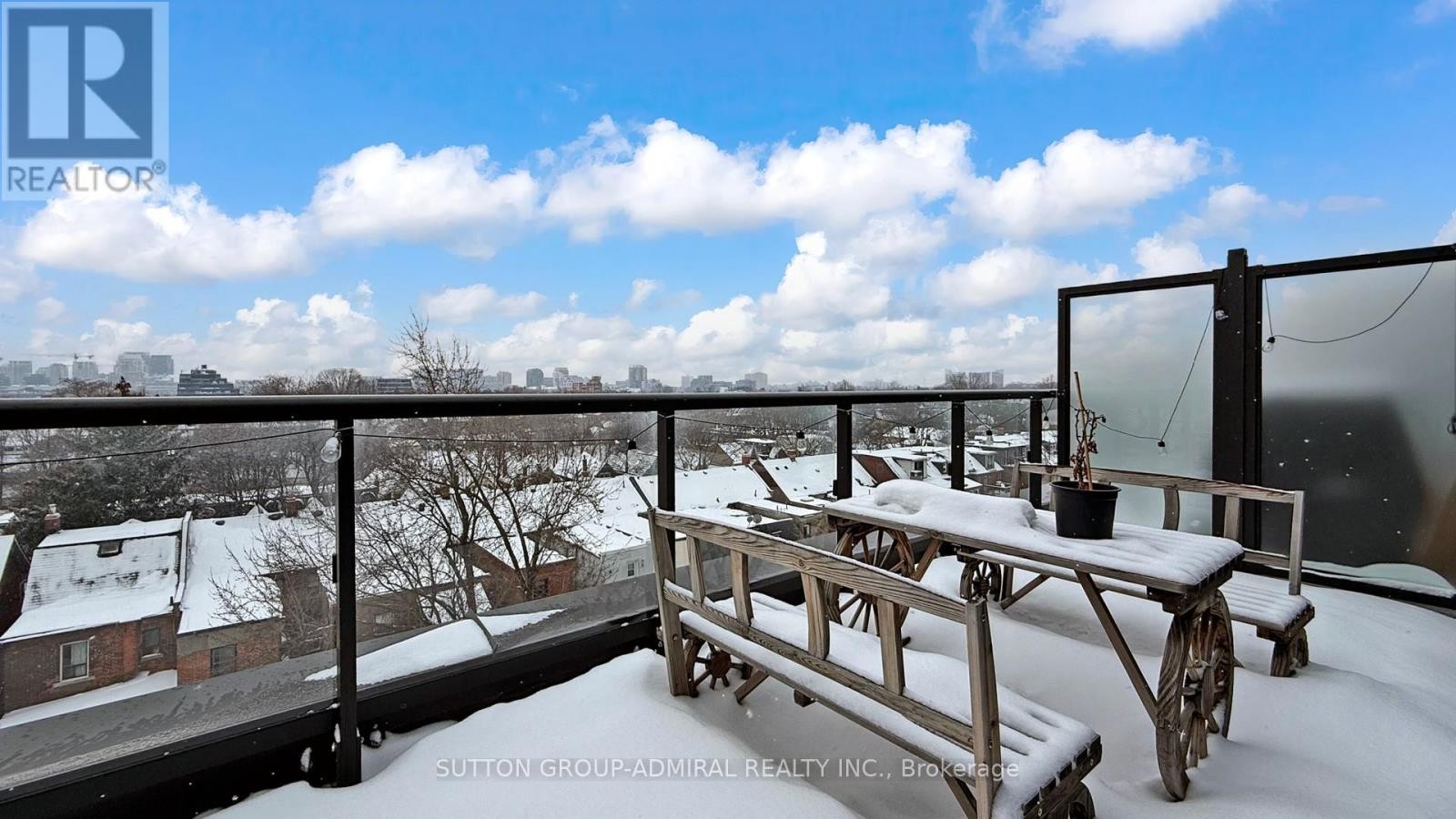 












PH 617 - 899 COLLEGE STREET

,
Toronto (Trinity-Bellwoods),




Ontario
M6H1A1

