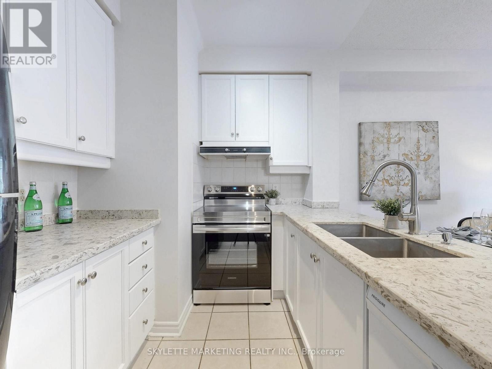 












GV216 - 8 REAN DRIVE

,
Toronto (Bayview Village),




Ontario
M2K3B9

