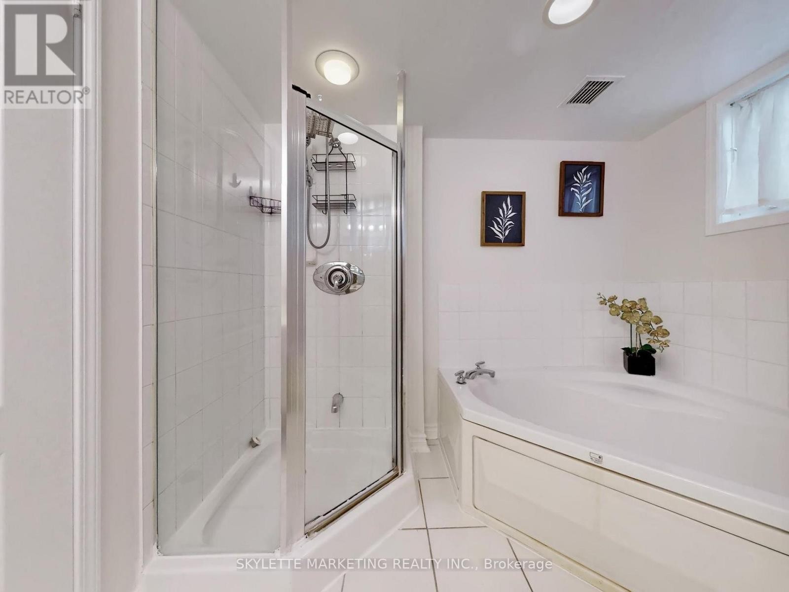 












GV216 - 8 REAN DRIVE

,
Toronto (Bayview Village),




Ontario
M2K3B9

