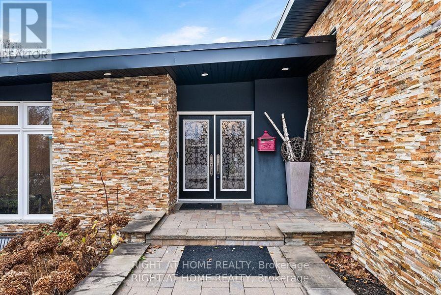 












40 HEATHVIEW AVENUE

,
Toronto (Bayview Village),




Ontario
M2K2C1

