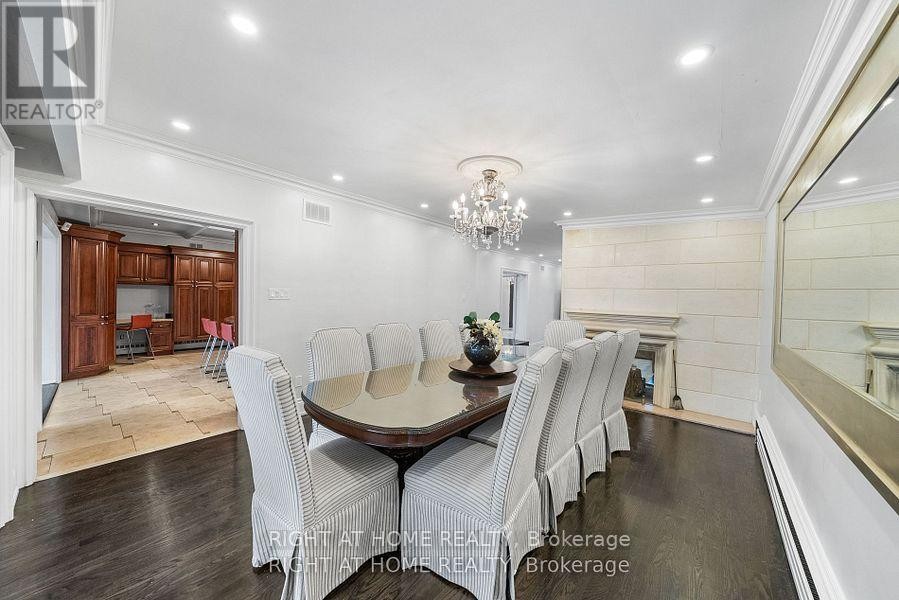 












40 HEATHVIEW AVENUE

,
Toronto (Bayview Village),




Ontario
M2K2C1

