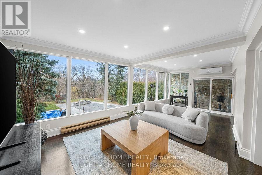 












40 HEATHVIEW AVENUE

,
Toronto (Bayview Village),




Ontario
M2K2C1

