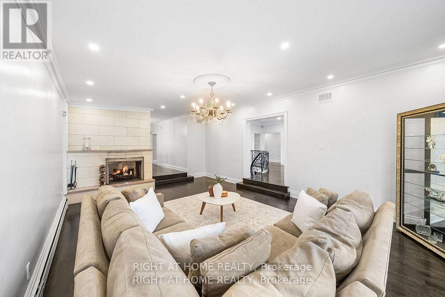 












40 HEATHVIEW AVENUE

,
Toronto (Bayview Village),




Ontario
M2K2C1

