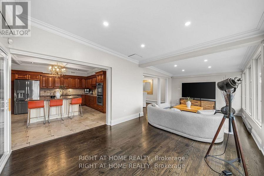 












40 HEATHVIEW AVENUE

,
Toronto (Bayview Village),




Ontario
M2K2C1

