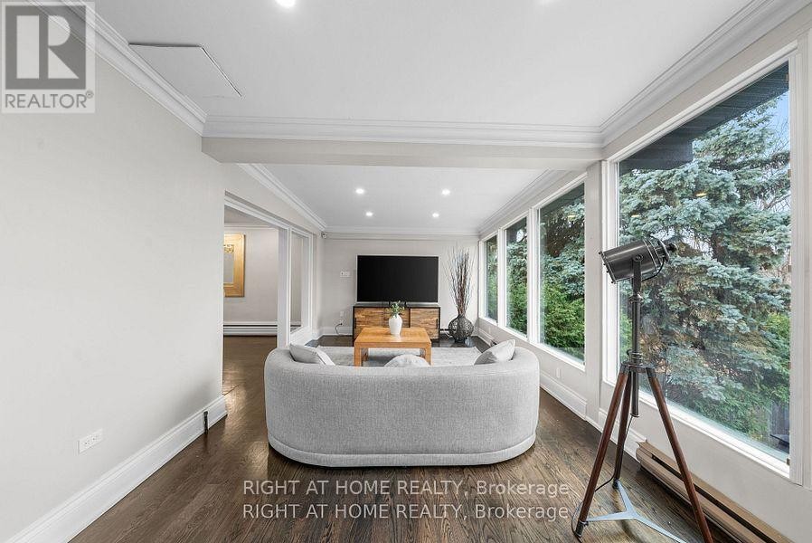 












40 HEATHVIEW AVENUE

,
Toronto (Bayview Village),




Ontario
M2K2C1

