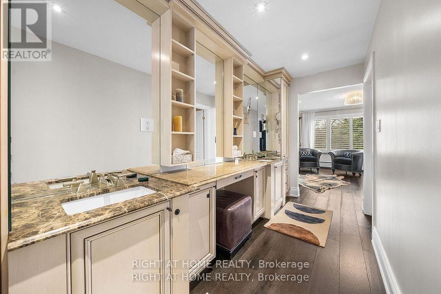 












40 HEATHVIEW AVENUE

,
Toronto (Bayview Village),




Ontario
M2K2C1

